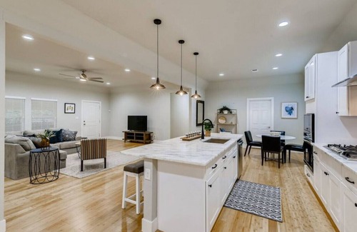 Tobin Hill Casa | Beautifully Remodeled 4 BDRM / Mins to Pearl, River Walk, DT / Walk to Bars!