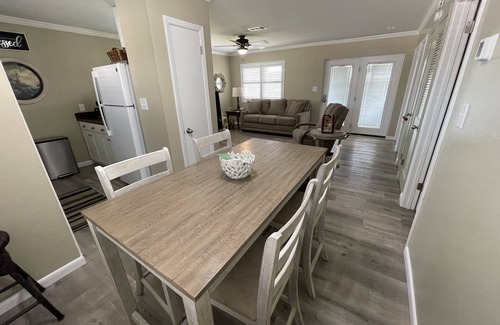 Gulf Shores Condominio | Bellamente actualizado y asequible 2 BR / 2BA Cottage, un gran lugar de vacaciones!