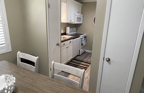 Gulf Shores Condominio | Bellamente actualizado y asequible 2 BR / 2BA Cottage, un gran lugar de vacaciones!