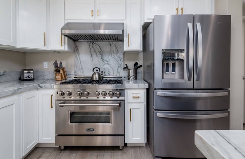 Hollywood Casa | Beautifully Remodeled Beach Retreat: Steps to Sand & Harbor – Ideal for Families