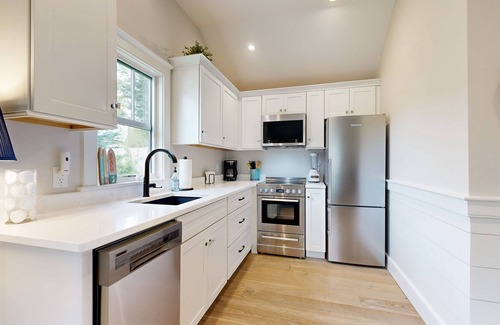 Orleans Cabaña | Beautifully remodeled cottage near the beach with central AC, gas grill & lawn