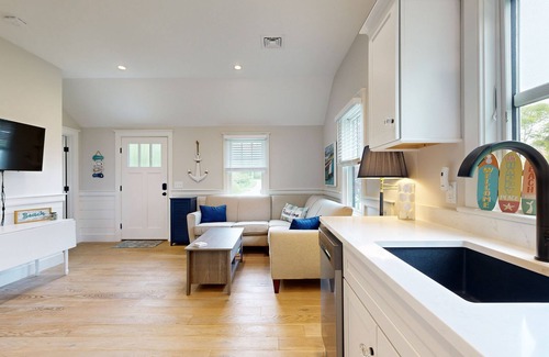 Orleans Cabaña | Beautifully remodeled cottage near the beach with central AC, gas grill & lawn