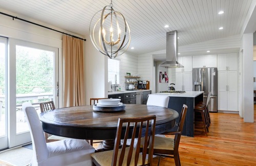Folly Beach Casa | So Fresh ~ So Clean ~ Jangada Breeze ~ ¡Recientemente renovado y que admite mascotas! ~ ¡Equipo de alquiler de crédito de $ 200 gratis!