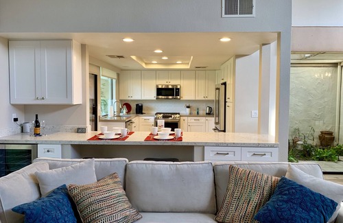 Palm Desert Condominio | Bellamente renovado 2/2 en Monterey CC con vistas a la montaña