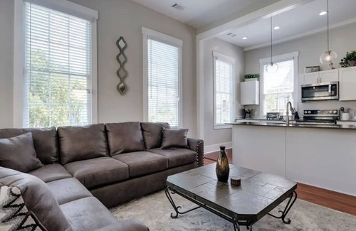 Historic Downtown Savannah Casa | Beautifully Renovated 5 bedroom 5 bath