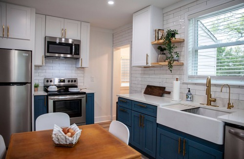 Pendleton King Casa | Beautifully Renovated and Decorated Home in Great Neighborhood