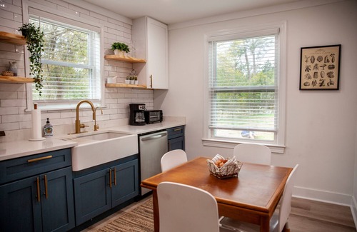 Pendleton King Casa | Beautifully Renovated and Decorated Home in Great Neighborhood