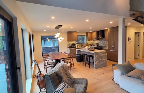 Whistler Creekside Casa | Beautifully Renovated & Fully Furnished 5 Bedroom, 4 Bathroom Home in Creekside