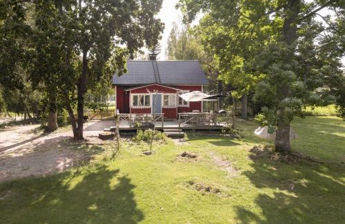 Salo Casa | Beautifully renovated lakeside red cottage