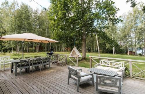 Salo Casa | Beautifully renovated lakeside red cottage