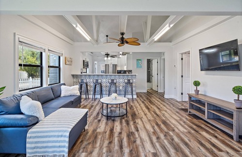 Gulfport Cabaña | Beautifully renovated beach cottage!