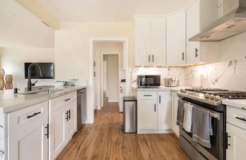 Del Aire Casa | Newly upgraded Luxury 2 Bedroom Home!