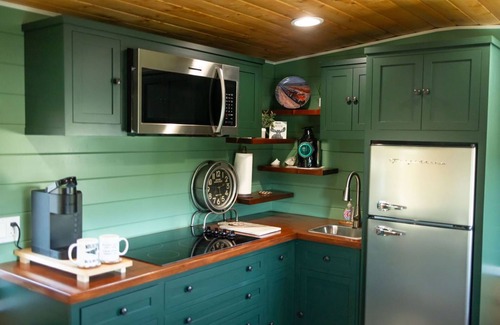 Golden Hills Casa | Beautifully Renovated Yellow Union Pacific Caboose, Tehachapi Overlooking Cable