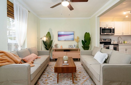 St. Petersburg - Clearwater Cabaña | Beautifully restored Cottage -Pet friendly - firepit & gazebo -Centrally located
