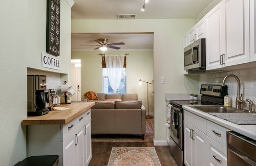 St. Petersburg - Clearwater Cabaña | Beautifully restored Cottage -Pet friendly - firepit & gazebo -Centrally located