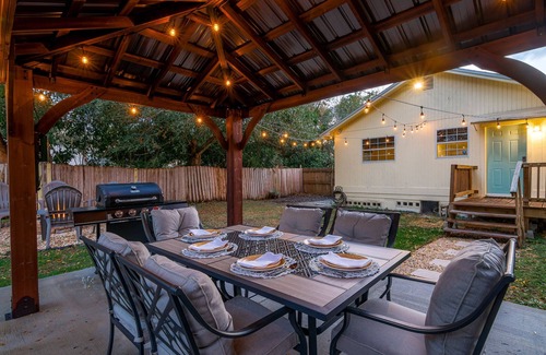 St. Petersburg - Clearwater Cabaña | Beautifully restored Cottage -Pet friendly - firepit & gazebo -Centrally located