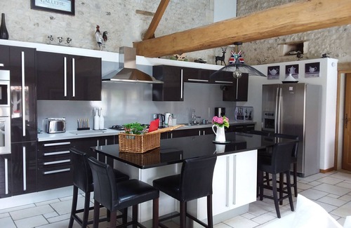 Expiremont Casa | Bellamente restaurada casa Charentaise con piscina privada y vistas impresionantes
