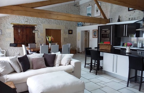 Expiremont Casa | Bellamente restaurada casa Charentaise con piscina privada y vistas impresionantes