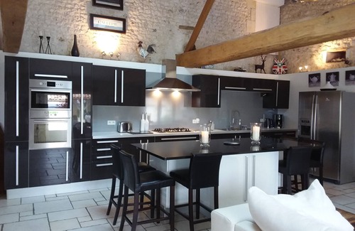 Expiremont Casa | Bellamente restaurada casa Charentaise con piscina privada y vistas impresionantes