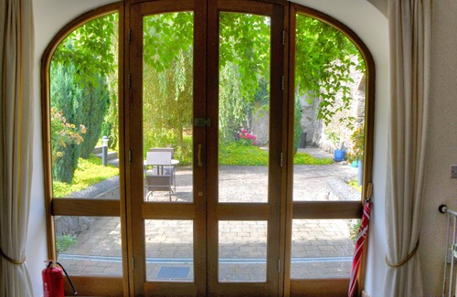 Woodstown Cabaña | Casa de autocares bellamente restaurada en bosques con vistas al estuario de Suir