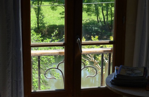 Cabrerets Villa | Bellamente restaurada, gran villa francesa a orillas del río Cele.