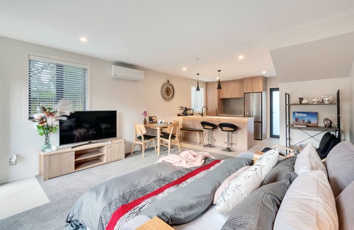 Newton Casa | Beautifully Styled 2BR w 2 Carparks & Aircon