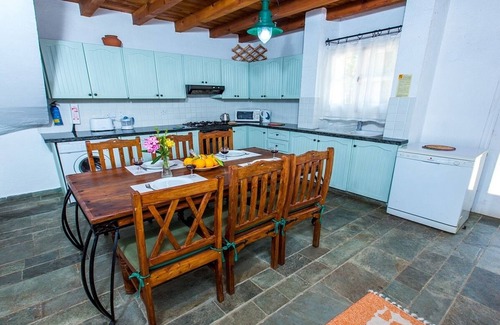 Pomos Villa | Villa bellamente decorada, piscina privada, bañera de hidromasaje, espectaculares vistas al mar, ¡en Pomos a 350 ma la playa!