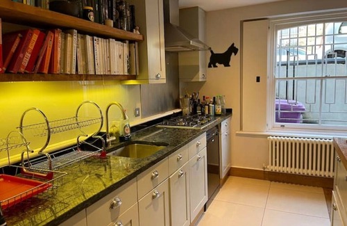 Bow West Casa | Beautifully sunny Victoria Park townhouse.