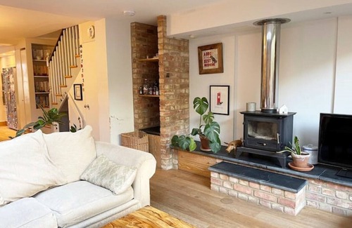 Bow West Casa | Beautifully sunny Victoria Park townhouse.