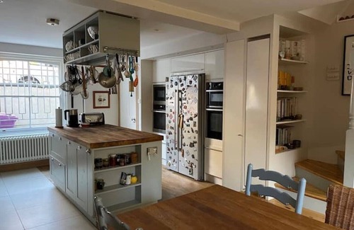 Bow West Casa | Beautifully sunny Victoria Park townhouse.