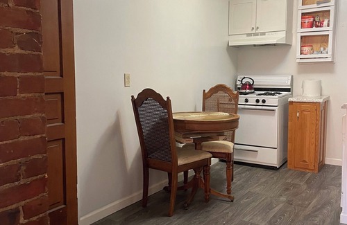 Erie Apartamento | Beautifully updated and spacious 1 Bedroom Apt.