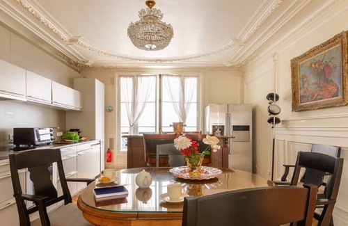 6th Arrondissement Apartamento | BEAUTIFULLY VINTAGE- STUNNING ART DECOR IN ST GERMAIN DES PRES