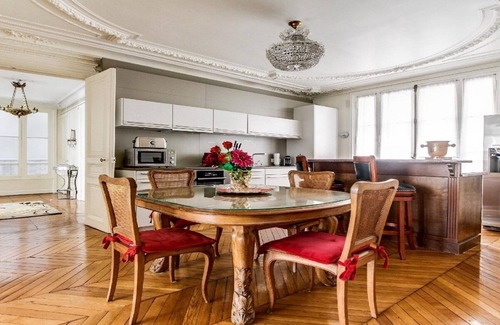 6th Arrondissement Apartamento | BEAUTIFULLY VINTAGE- STUNNING ART DECOR IN ST GERMAIN DES PRES