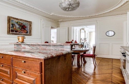 6th Arrondissement Apartamento | BEAUTIFULLY VINTAGE- STUNNING ART DECOR IN ST GERMAIN DES PRES