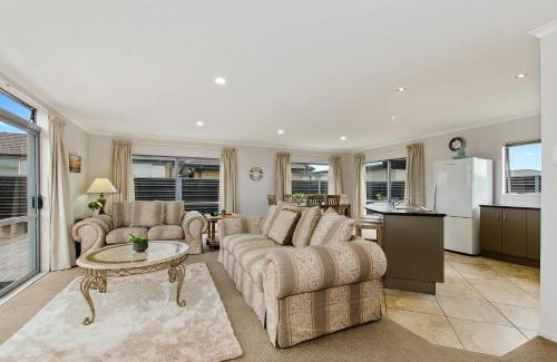 Ruakaka Casa | Beauty on Bream Bay - Ruakaka Holiday Home