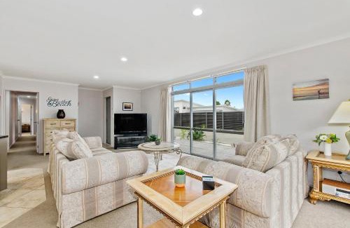 Ruakaka Casa | Beauty on Bream Bay - Ruakaka Holiday Home