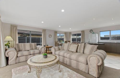 Ruakaka Casa | Beauty on Bream Bay - Ruakaka Holiday Home