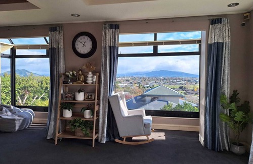 Te Awamutu Casa | Beauty with Panoramic Views of Mount Pirongia
