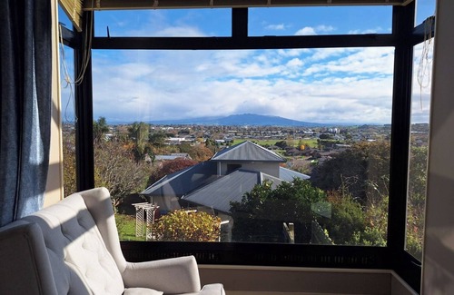 Te Awamutu Casa | Beauty with Panoramic Views of Mount Pirongia