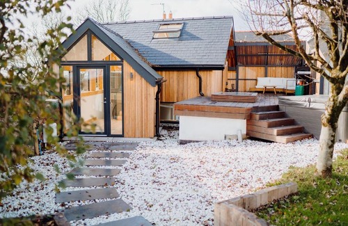 Tenby Villa | Beavers Lodge. Luxury Property with Hot Tub