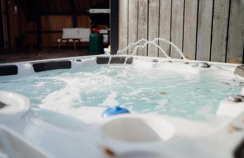 Tenby Villa | Beavers Lodge. Luxury Property with Hot Tub