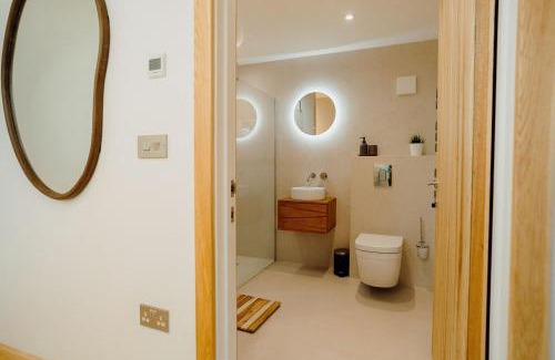 Tenby Villa | Beavers Lodge. Luxury Property with Hot Tub