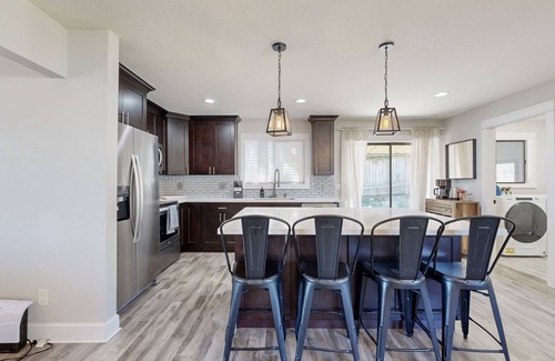 Beaverton Casa | Beaverton Bliss, where luxury meets tranquility with mountain views