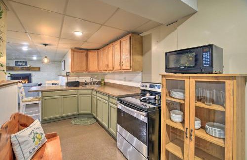 Eccles Apartamento | Beckley Studio with Hot Tub, 4 Mi to WVU Tech!