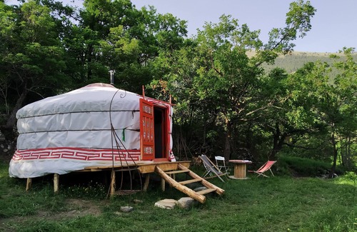 Castellet-les-Sausses Otro | Bed and breakfast in a yurt between forest and meadow.