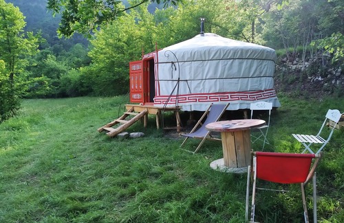 Castellet-les-Sausses Otro | Bed and breakfast in a yurt between forest and meadow.
