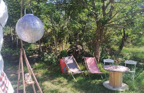 Castellet-les-Sausses Otro | Bed and breakfast in a yurt between forest and meadow.