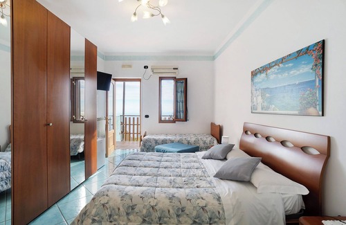 San Michele Cama Y Desayuno | Alojamiento y desayuno 'Camera Amalfi Con Vista Mare' con vistas al mar, Wi-Fi y aire acondicionado.
