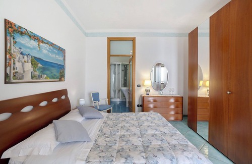 San Michele Cama Y Desayuno | Alojamiento y desayuno 'Camera Amalfi Con Vista Mare' con vistas al mar, Wi-Fi y aire acondicionado.
