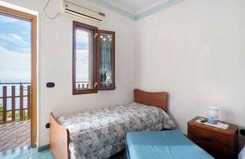 San Michele Cama Y Desayuno | Alojamiento y desayuno 'Camera Amalfi Con Vista Mare' con vistas al mar, Wi-Fi y aire acondicionado.